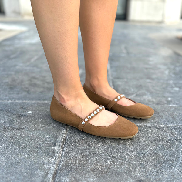 Mia Karolin Tan Flat