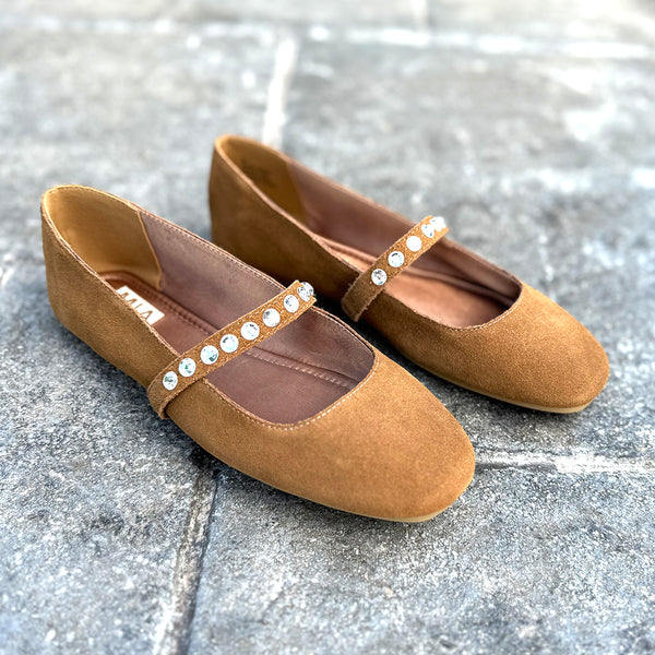 Mia Karolin Tan Flat