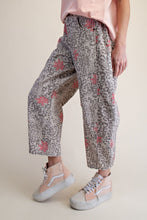 Easel ANIMAL PRINTED WASHED TWILL BARREL PANTS